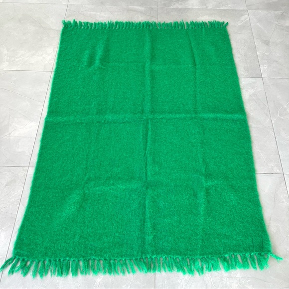 DONEGAL DESIGN Weaver of Ireland Green Pure Mohair Wool Fringed Throw Scarf Wrap - Picture 4 of 14